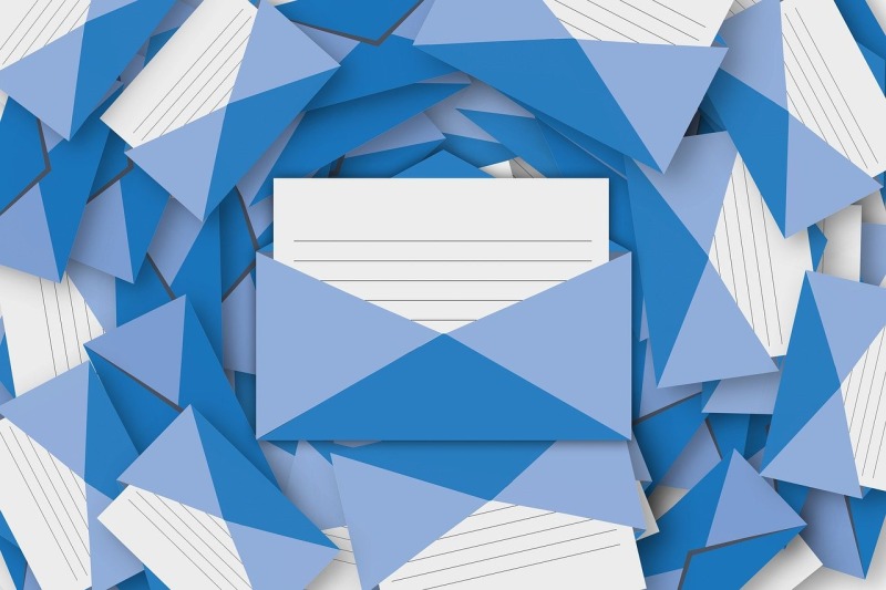 ビジネスメールの「CC」は宛名を書くべき?省略すべき?
